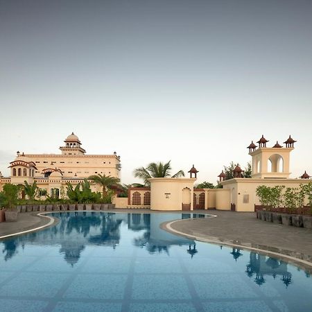 Uday Palace Navsari, A Member Of Radisson Individuals Extérieur photo