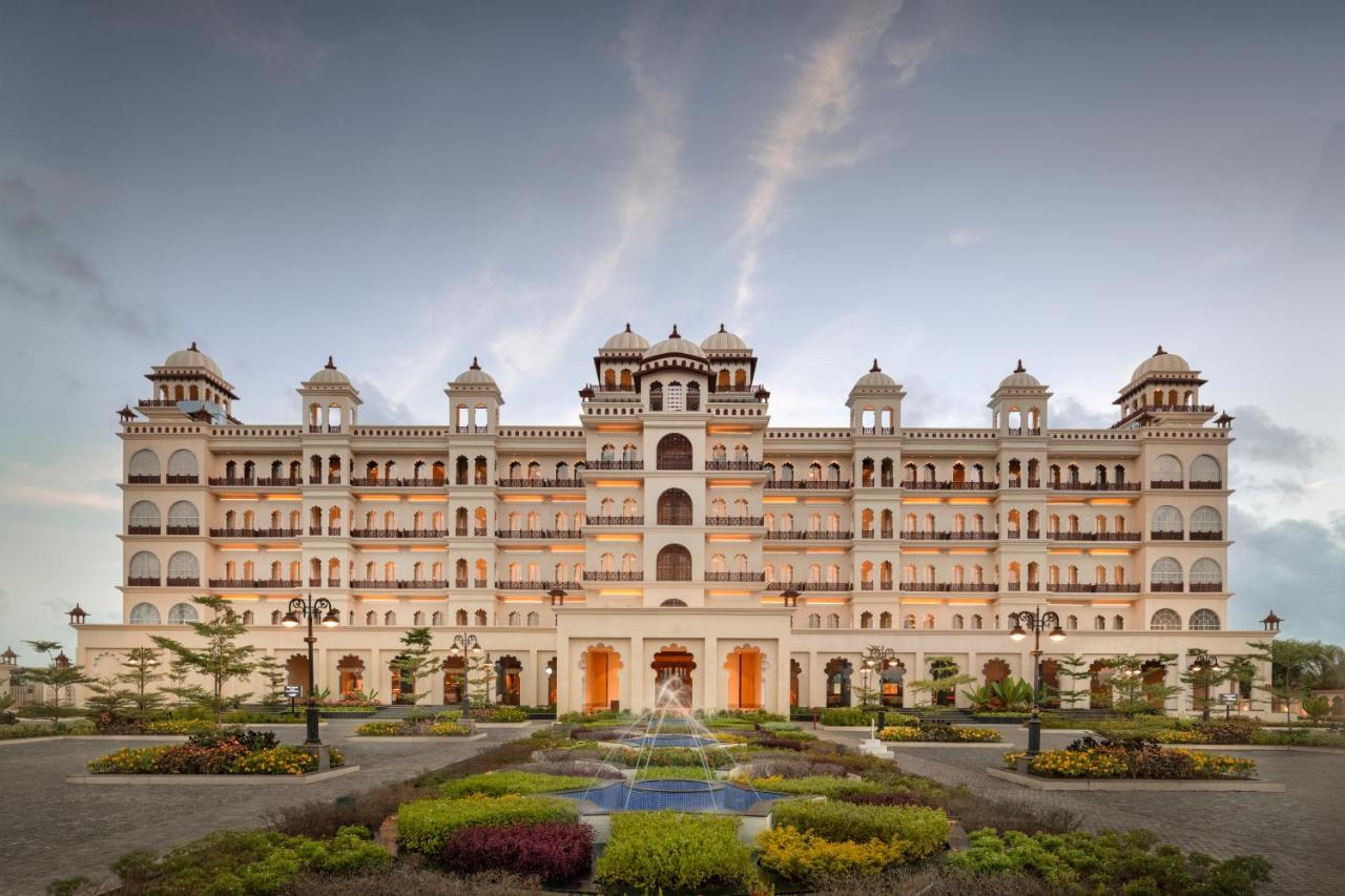 Uday Palace Navsari, A Member Of Radisson Individuals Extérieur photo