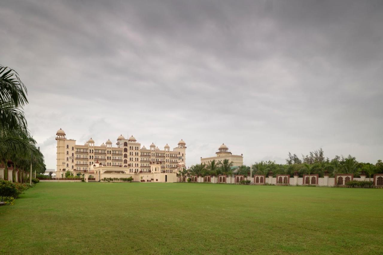 Uday Palace Navsari, A Member Of Radisson Individuals Extérieur photo
